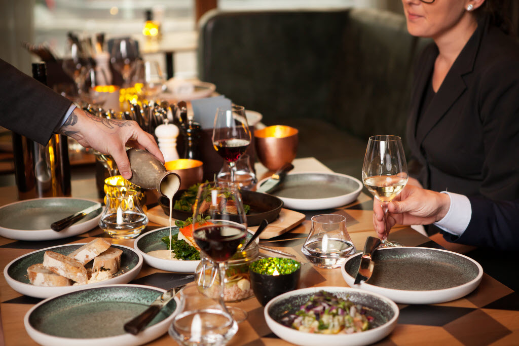 Bord med mat og drikke på Restaurant se.ua, Scandic St. Olavs plass